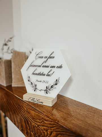 Decoraţiune haxagonală acrilică personalizată Olives black - Proverbele 19:22