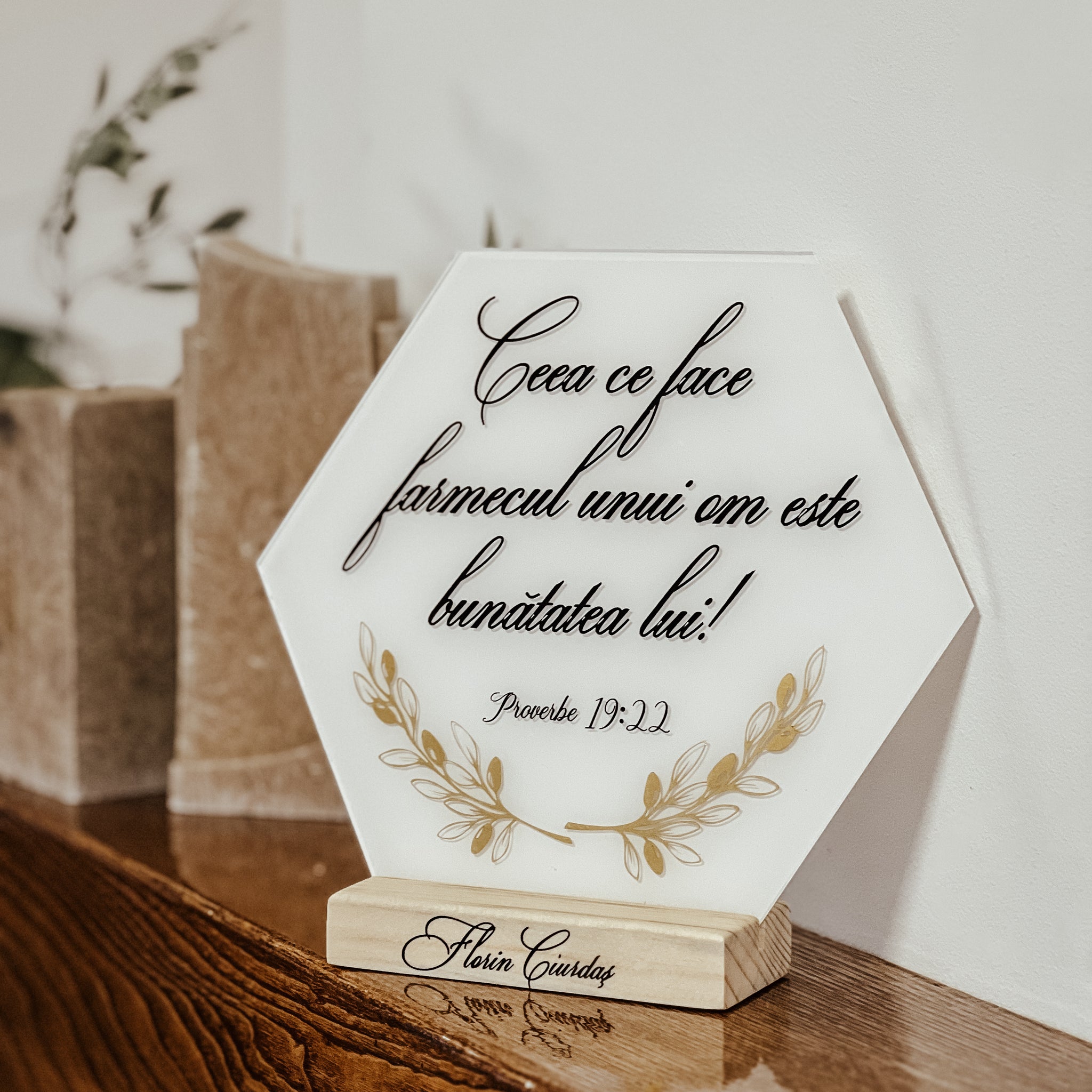 Decoraţiune haxagonală acrilică personalizată Olives gold - Proverbele 19:22