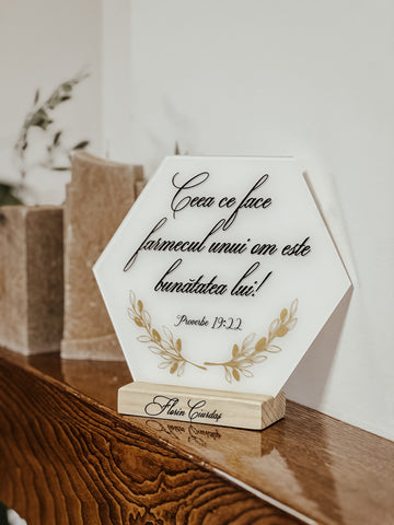 Decoraţiune haxagonală acrilică personalizată Olives gold - Proverbele 19:22