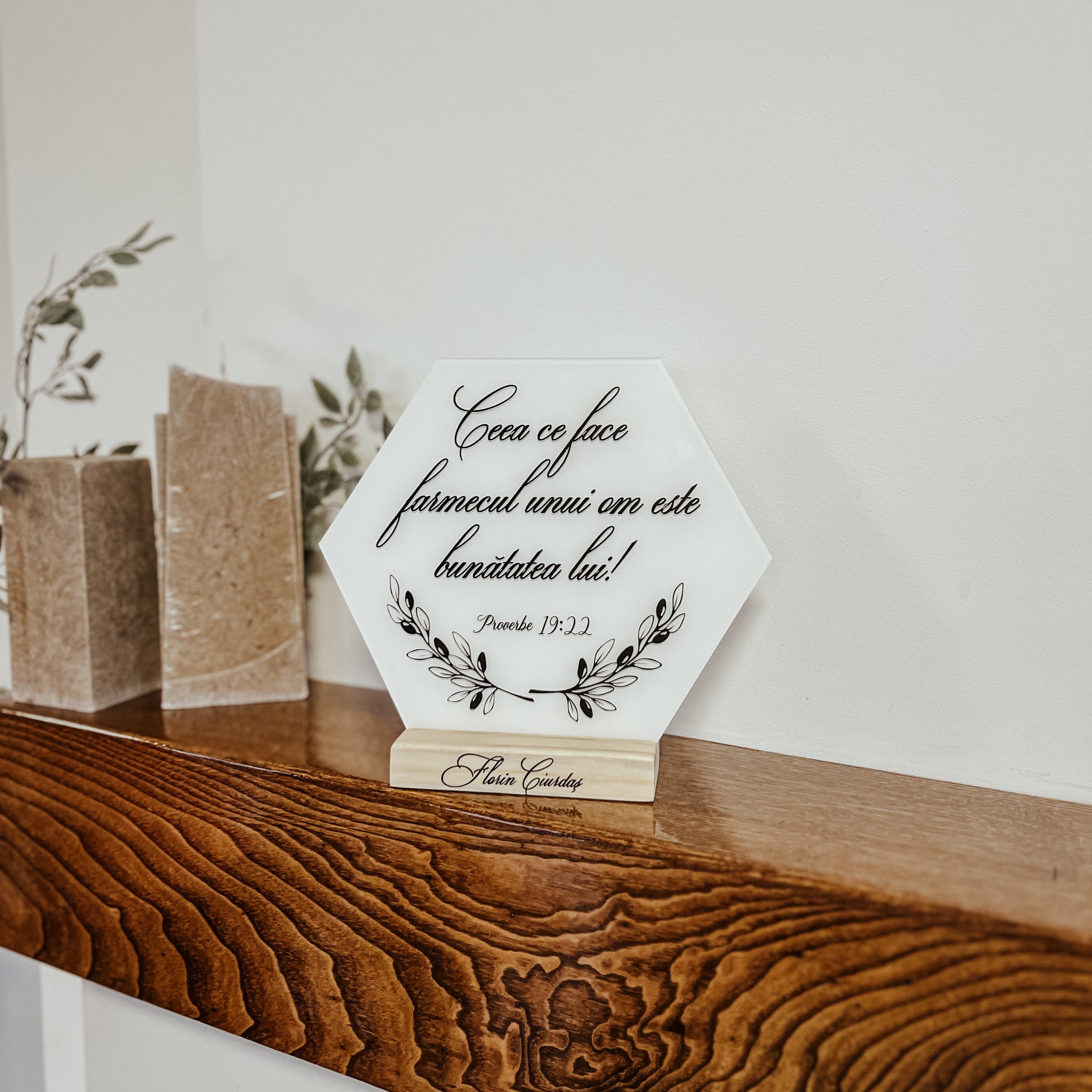 Decoraţiune haxagonală acrilică personalizată Olives black - Proverbele 19:22