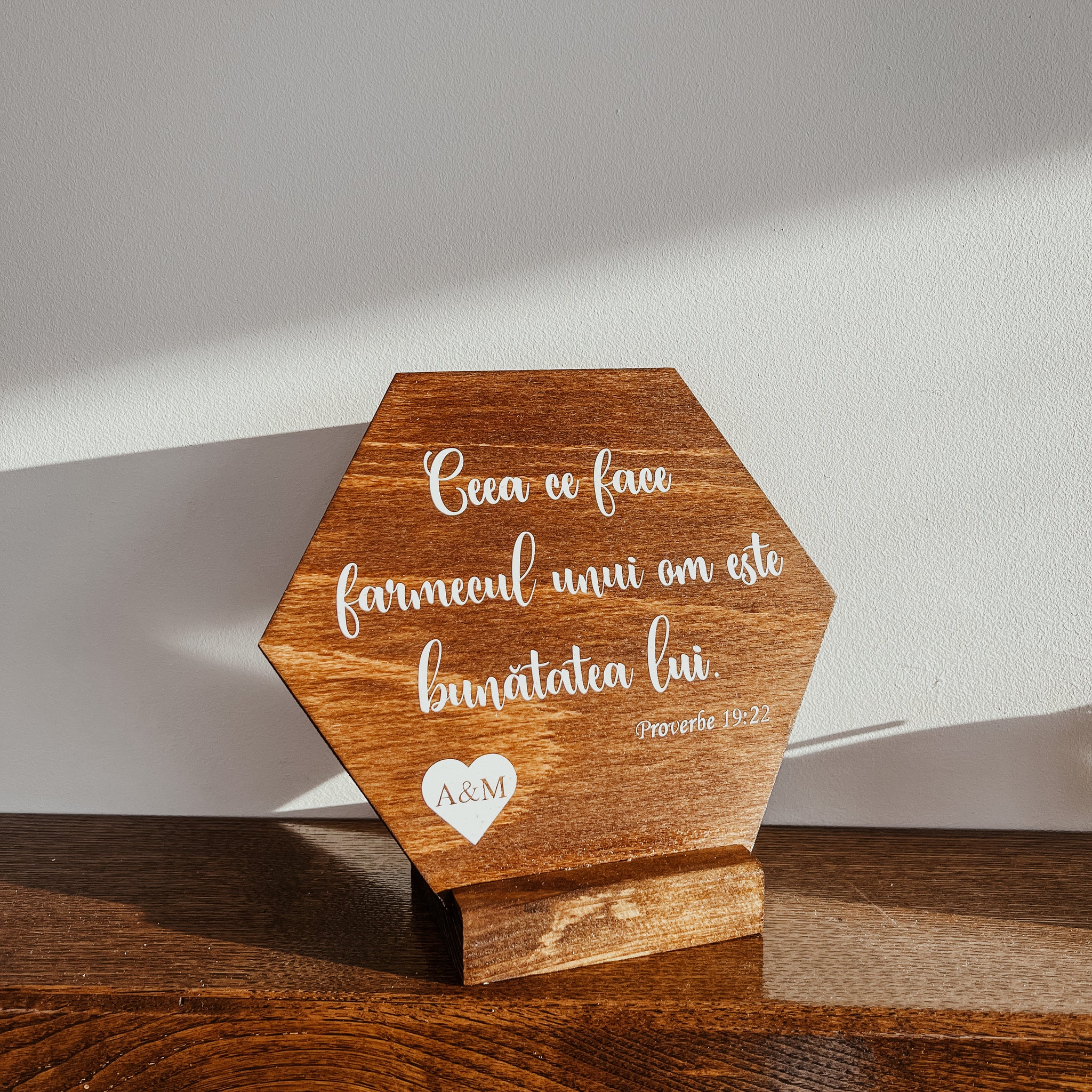 Decoraţiune haxagonală personalizată din lemn - Proverbe 19:22