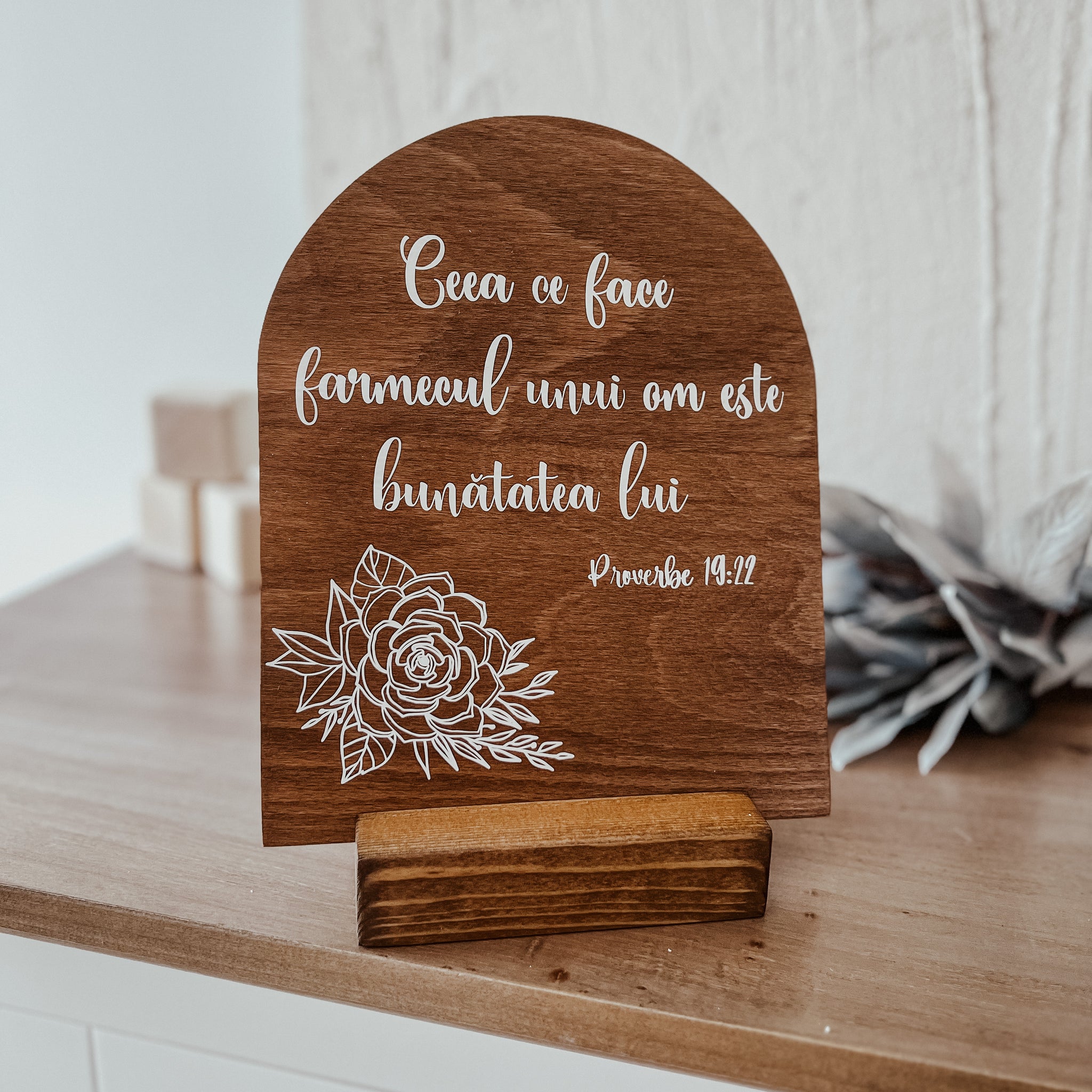 Decoraţiune Arcadă din lemn, model rose -Proverbe 19:22